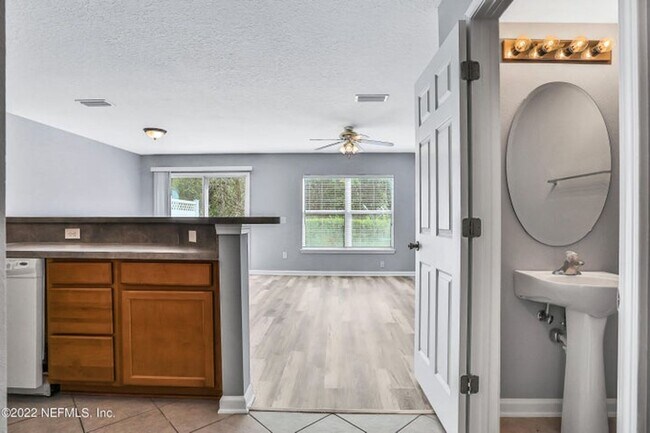 Building Photo - 822 Black Cherry Dr S