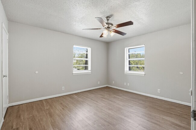 Building Photo - 3211 Rogers Ave