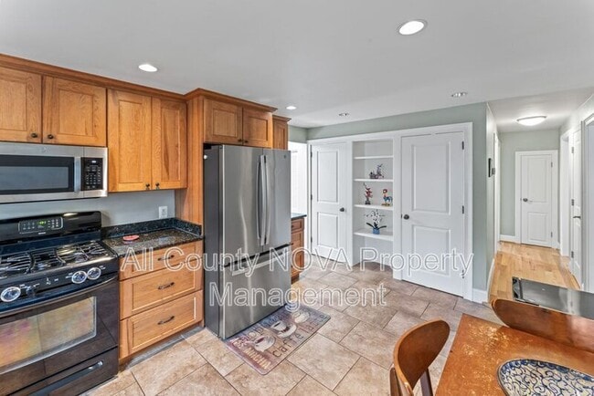 Building Photo - 7312 Poplar Ct