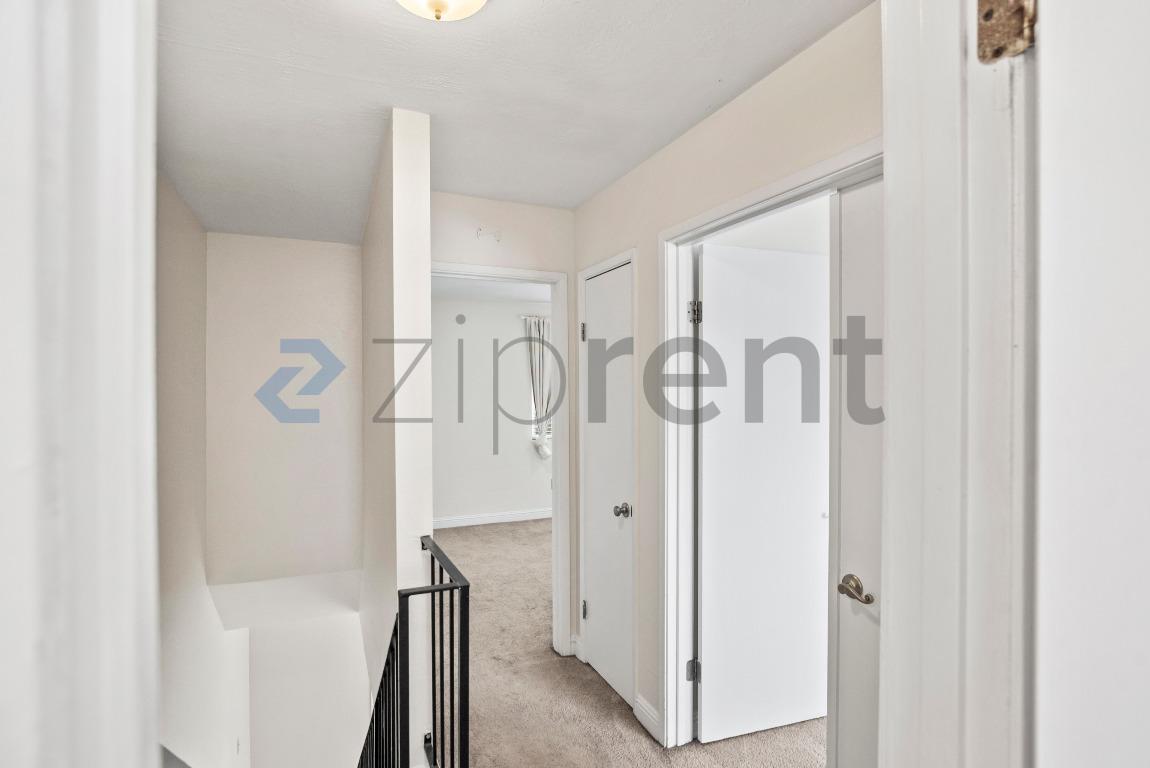 Building Photo - Unit