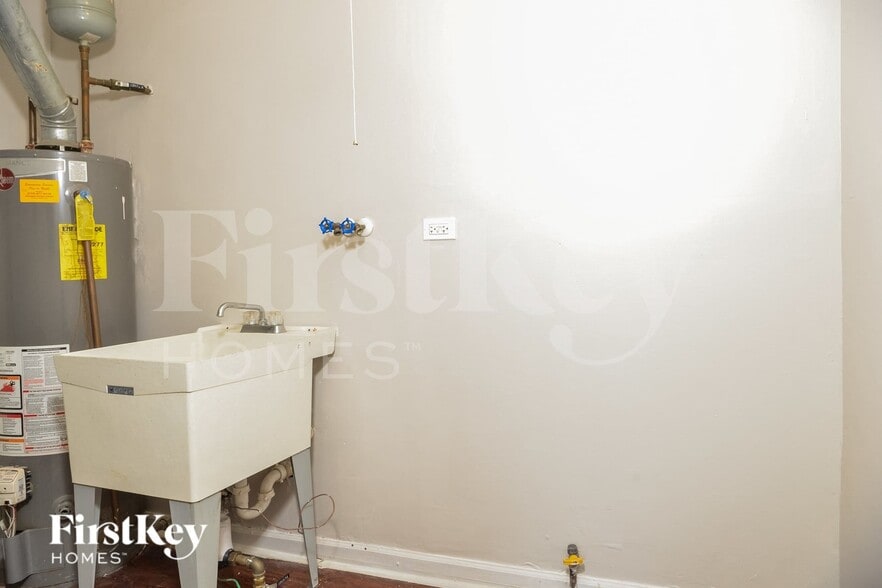 Building Photo - 744 Newell Ave