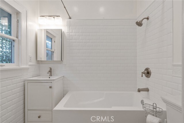 Building Photo - 1325 E Altadena Dr