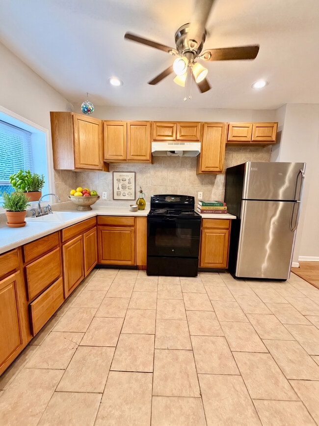 Building Photo - 6525 Saybrook Ave