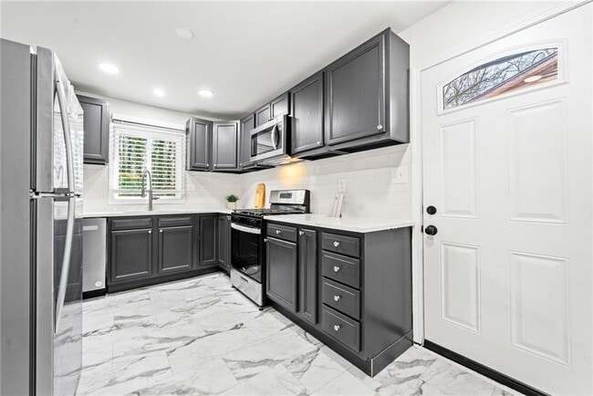 Building Photo - 801 N Evelyn Pl NW