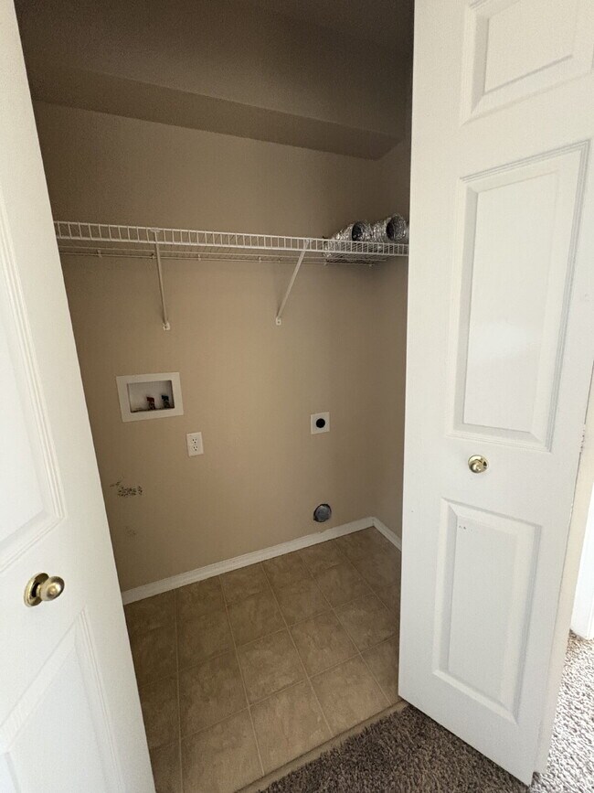 Building Photo - 3 bedroom - Lazy River