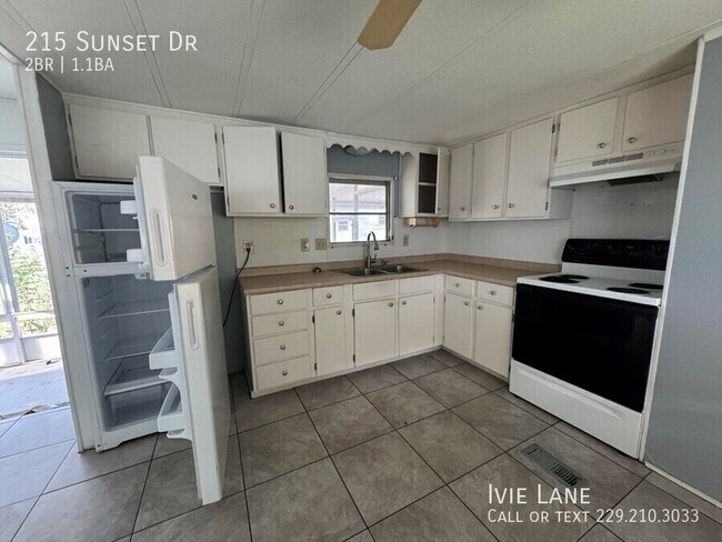 Building Photo - 215 Sunset Dr