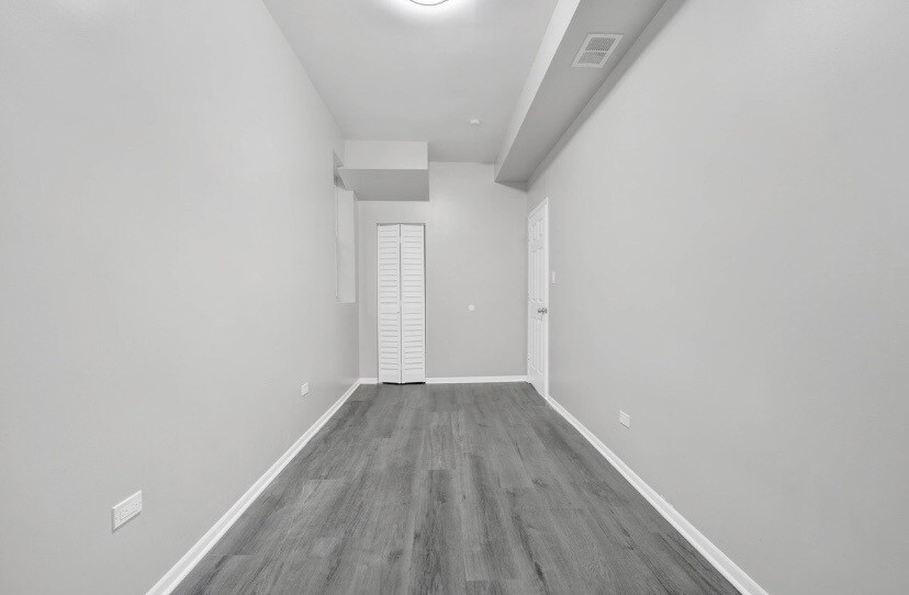 Building Photo - 2253 W Belmont Ave