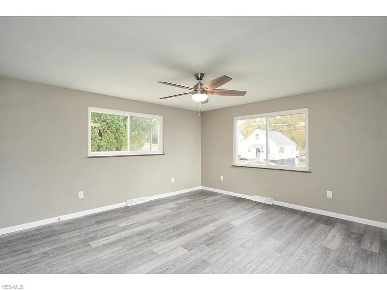 Living Room - 406 E Lake Ave
