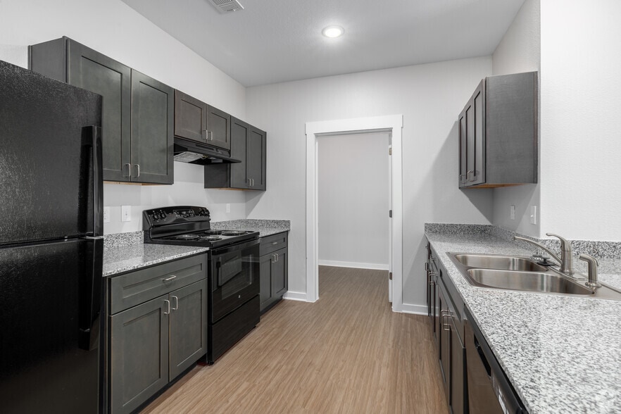 2BR, 2BA - 911SF - Kitchen - Reserve at Mott