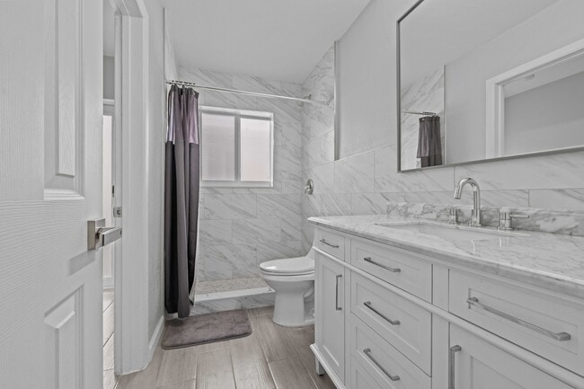 Building Photo - 1007 NE 9th Ct