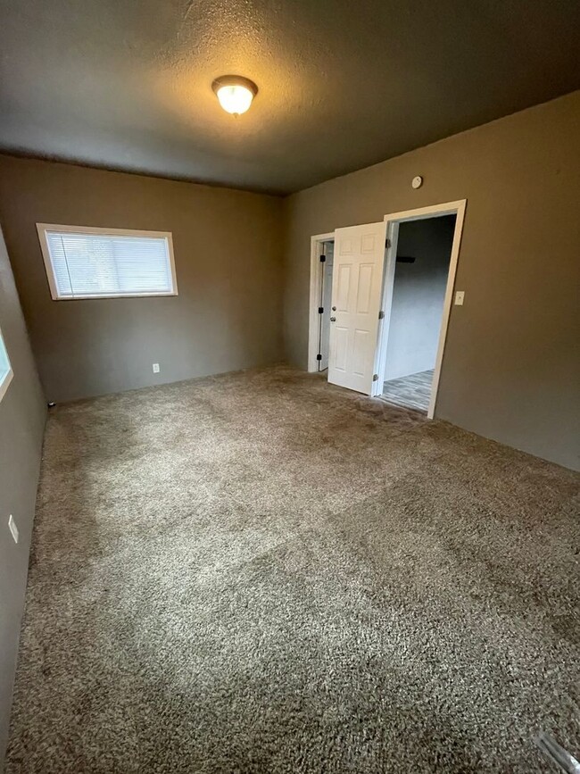 Building Photo - 3bd 1ba