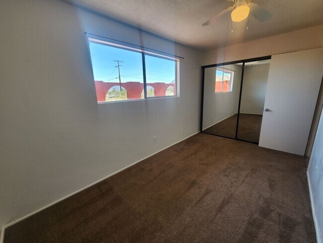 Building Photo - LARGE 3 bedroom home