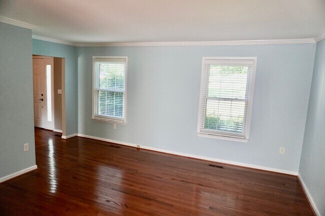 Building Photo - Lovely and Spacious 3 Bedroom 2.5 Bathroom...