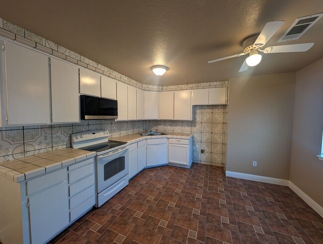 Building Photo - Great Charming 4 bedroom