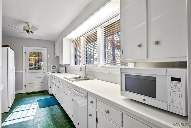 Building Photo - 509 Waveny Rd