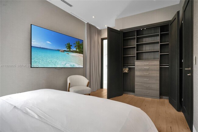 Building Photo - 5501 Pine Tree Dr