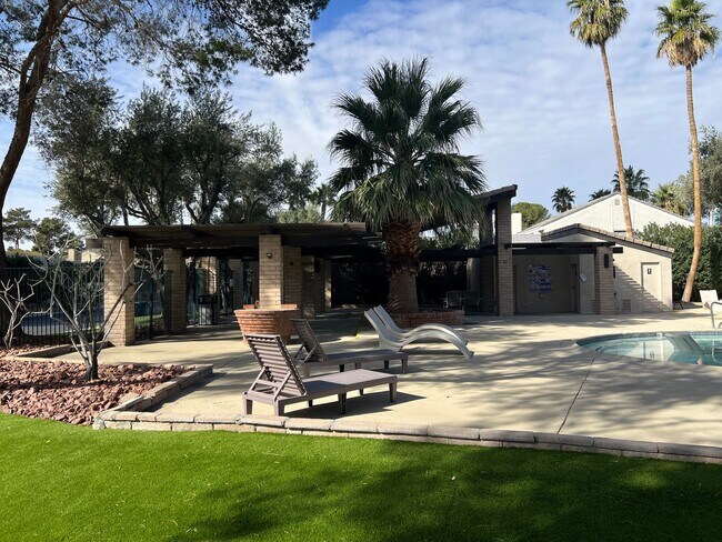 Building Photo - Furnished LVCC Beauty