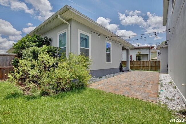 Building Photo - Gorgeous 3/2 Spacious Home with a Fenced Backyard and a Detached 2 Car Garage in the Desirable La...