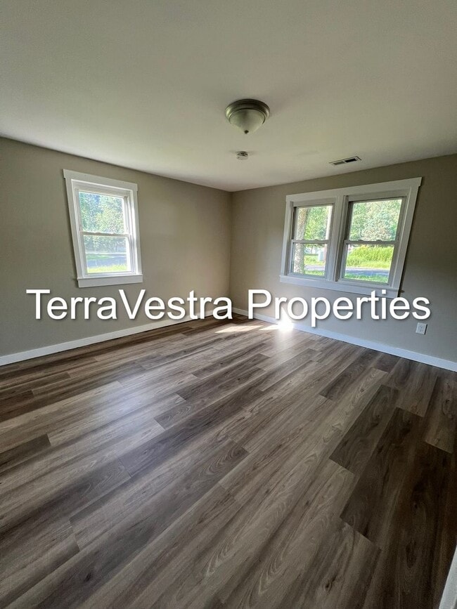Building Photo - 4 Bed Single Family house in Glassboro!