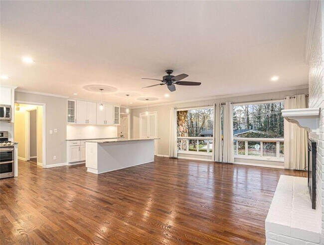 Building Photo - 3590 Cloudland Dr