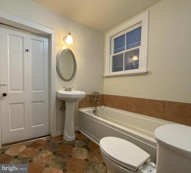 Building Photo - 211 S Maple Ave