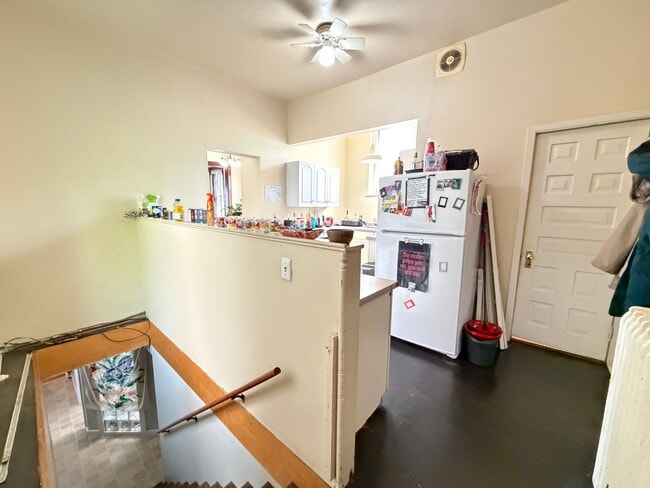 Building Photo - Large 3 Bedroom Open August