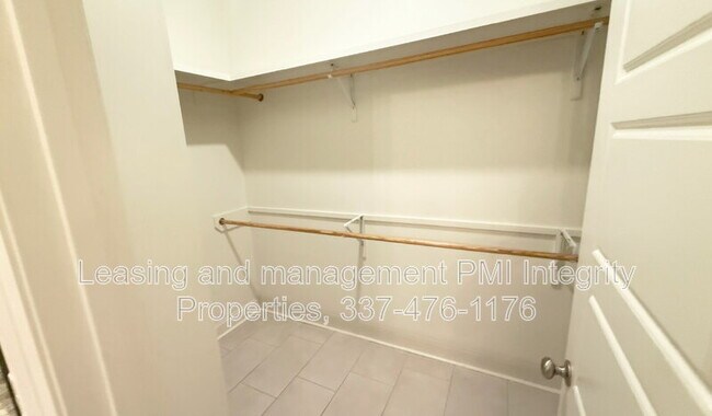 Building Photo - 8103 Stonelake Cir Ave E
