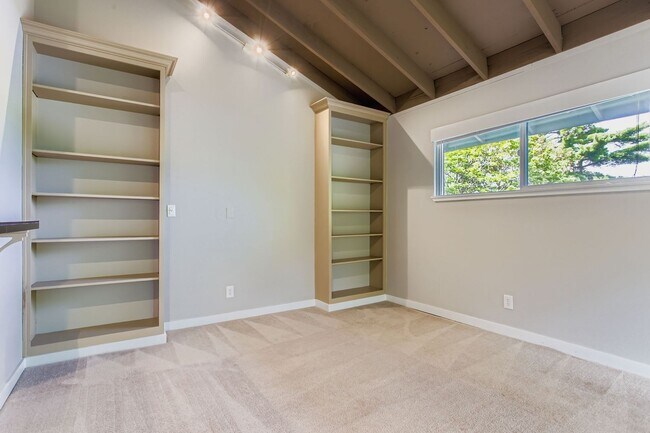 Building Photo - Nicely updated 1 bed 1 bath condo for rent...