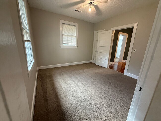 Building Photo - 3 Bedrooms, 1 Bathrooms - Celanese House