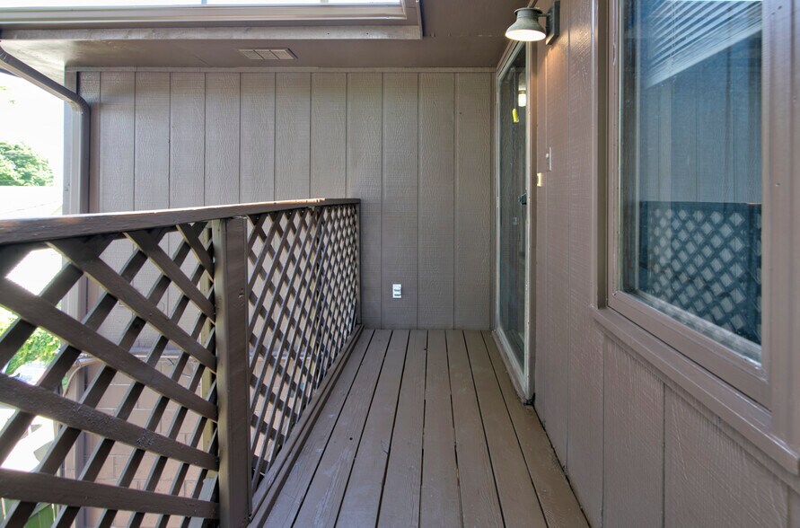 back entry - 5008 NW Radial Hwy