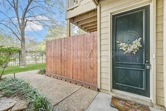 Building Photo - 2100 Tanglewilde St