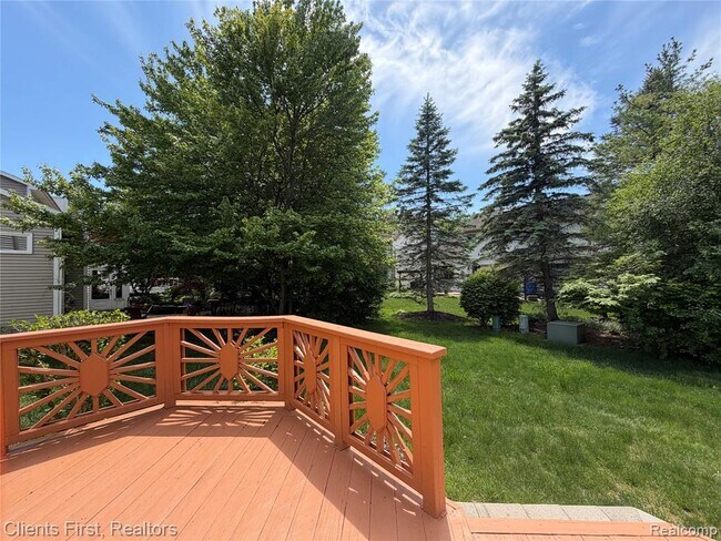 Building Photo - 7043 Foxridge Dr