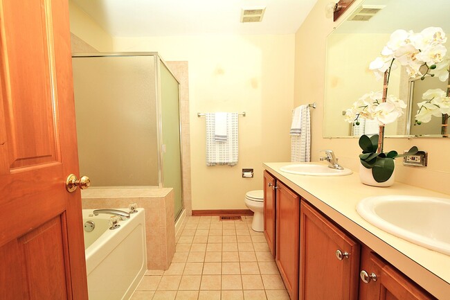 Building Photo - 2460 Georgetown Cir