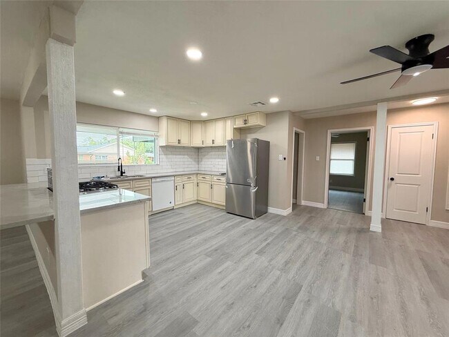 Building Photo - 2214 Marlen Ave
