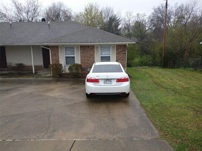 Building Photo - 3143 Old Missouri Rd