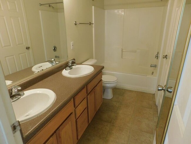 Building Photo - Comfortable 4-Bedroom Home with Great Outd...