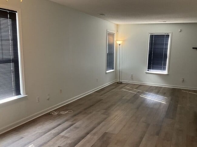 Building Photo - Northeast Townhome