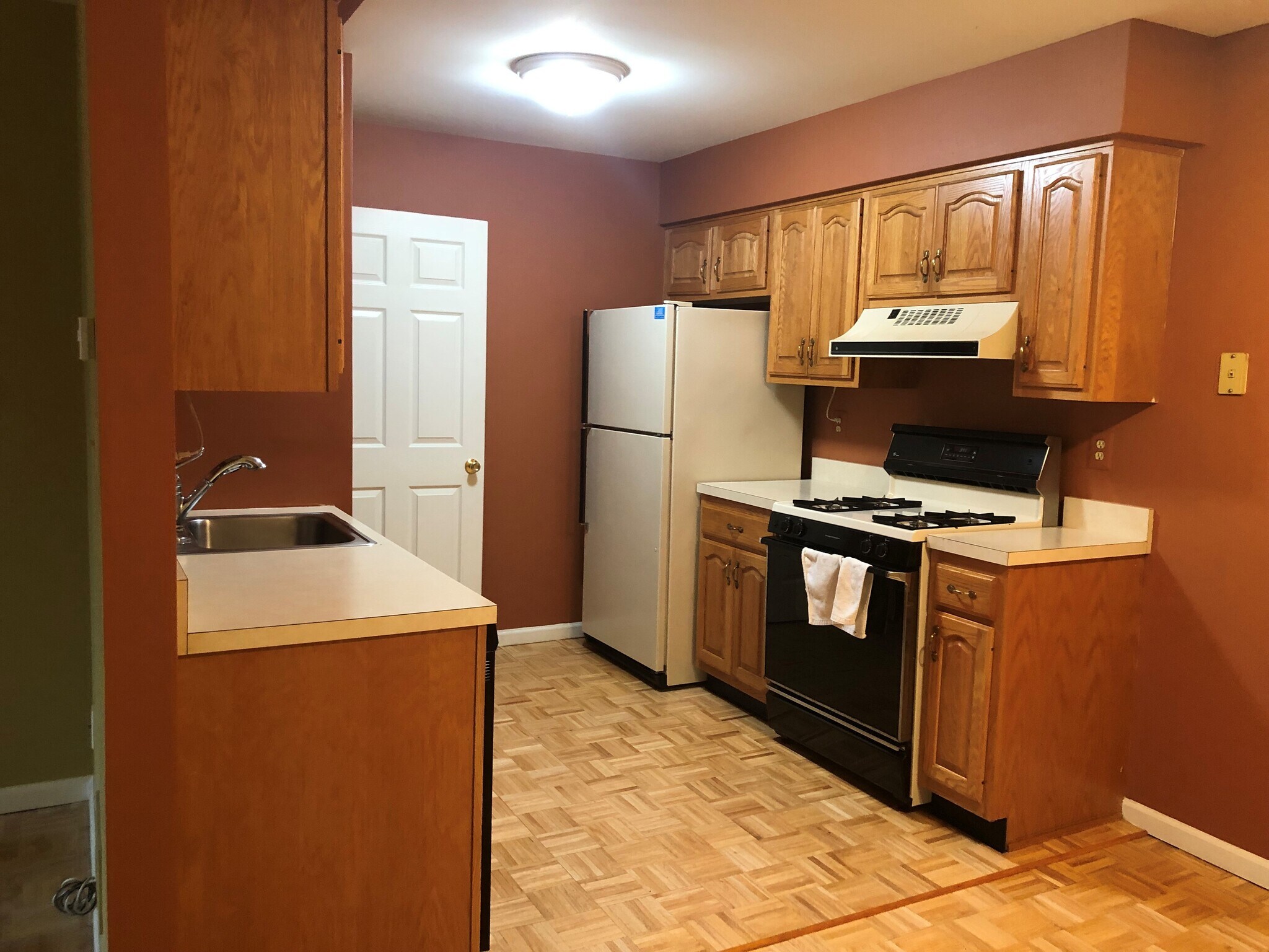 Kitchen - 842 Belmont Dr