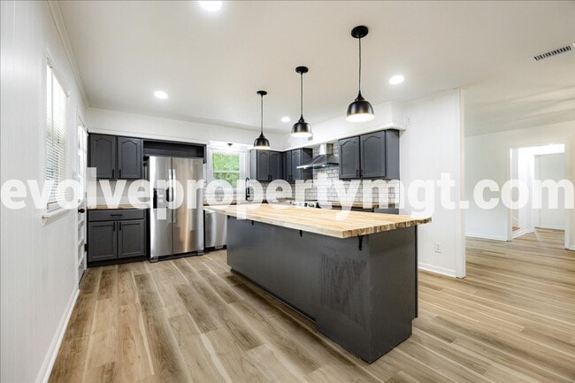 Building Photo - BEAUTIFUL EAST MEMPHIS 4/2!
