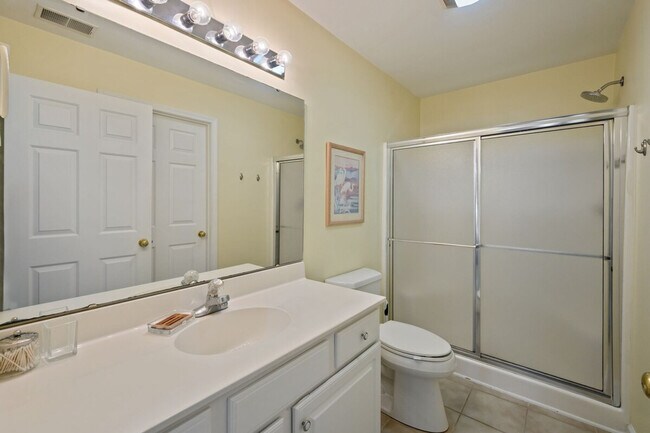 Building Photo - 725 Blue Stem Dr