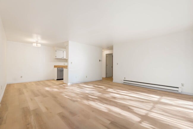 Building Photo - 1 Bedroom 1 Bath Condo in Kirkland, new flooring plus great amenities!