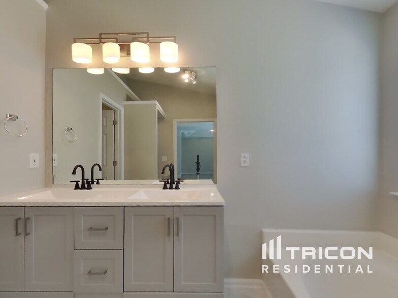 Building Photo - 1951 Hidden Valley Dr SW