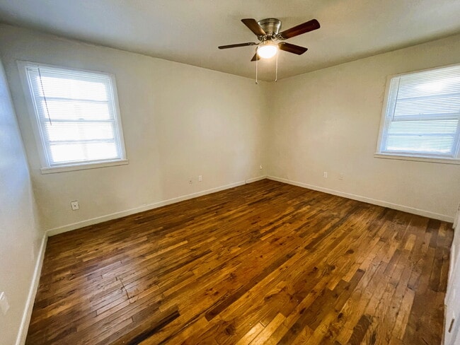 Building Photo - Spacious 3/1 Located Conveniently Close to Clapp Park & Texas Tech University!