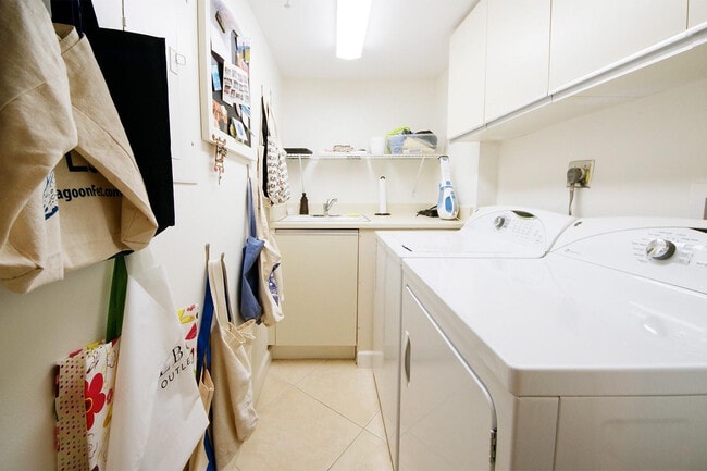 Building Photo - 2480 Presidential Way