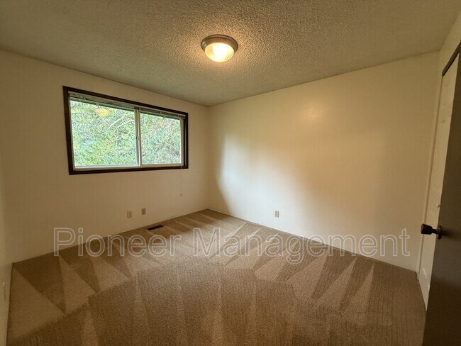 Building Photo - 1415 E 38th Ave
