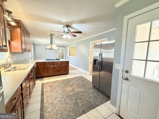 Building Photo - 560 Greencrest Dr