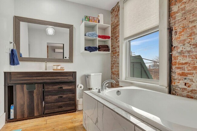 Building Photo - Charming 3BR Duplex in Covington