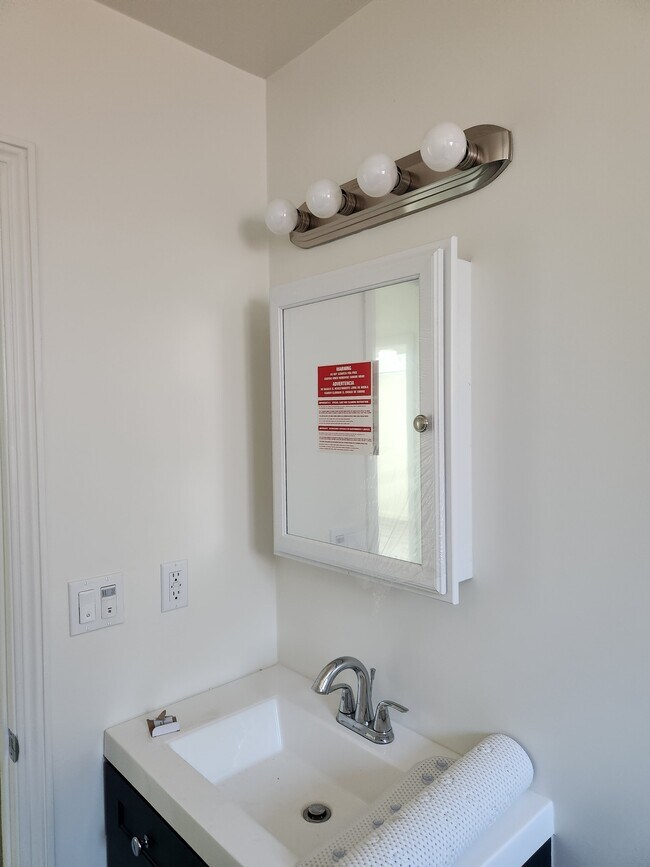 Building Photo - 466 E 60th St