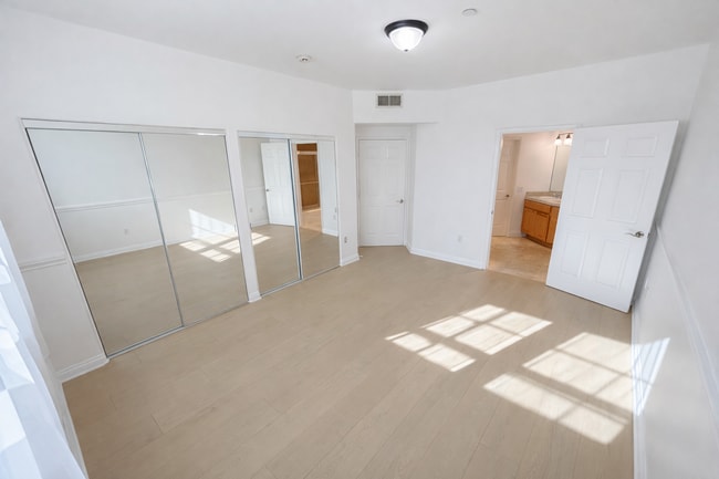 Building Photo - Bright Valley Village Condo for Lease with Balcony & Amenities