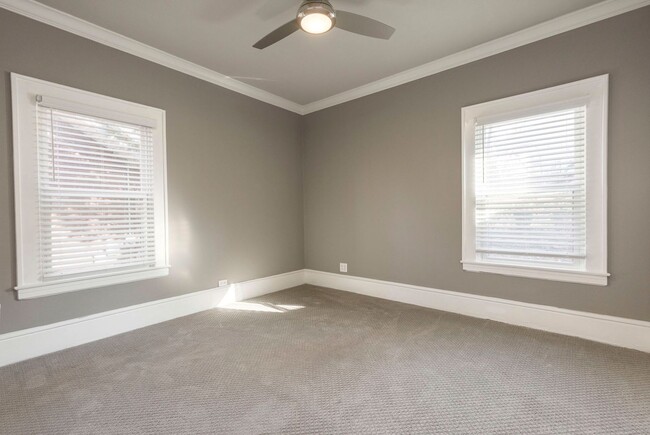Building Photo - 2144 Lakeside Dr